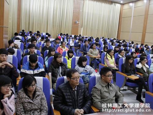 师生认真听取讲座内容