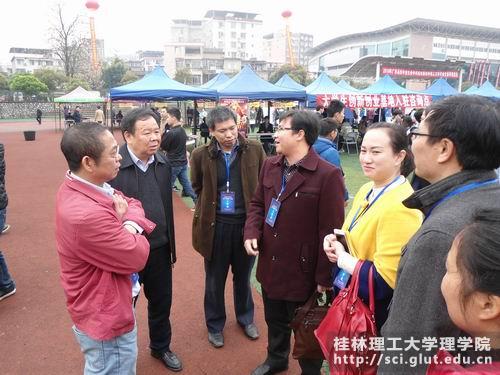 校院领导亲切交谈