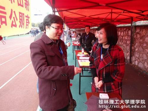 公司党委书记陆平与用人单位亲切交谈